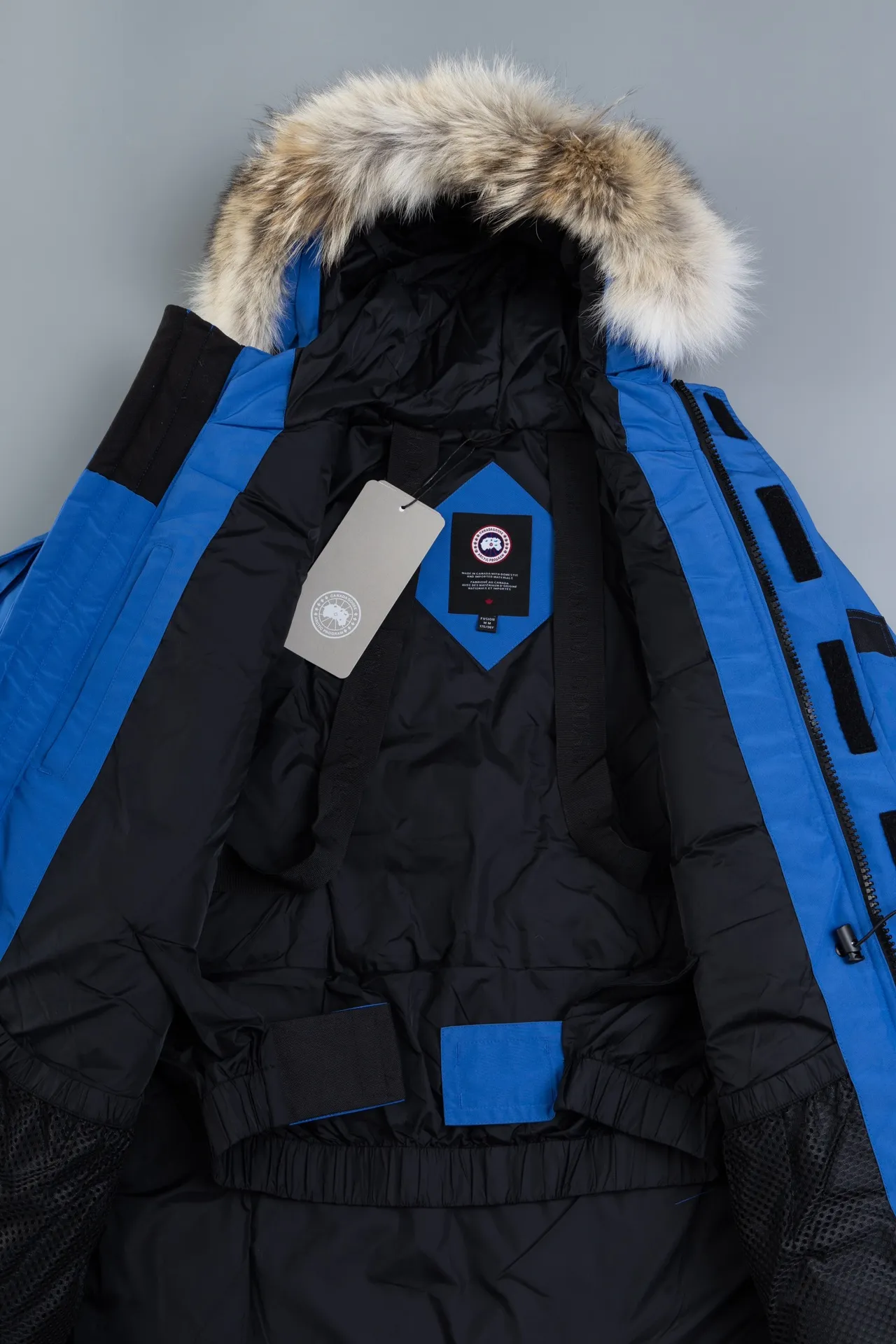 P820 (Top wolf fur version delivery handbag) Canada Goose Canada Goose #Expedition expedition parka classic down jacket ➖ Imported 21-count polyester-cotton blended original fabric [last year’s 16-count/18-count hard fabrics have been completely eliminated, this year all use 21-count genuine synchronous fabrics, the soft mid-band feels delicate and textured], genuine synchronous Feather-Light 10D waterproof coated fabric, made of 84.5% polyester fiber and 15.5% cotton, 100% the best feel in the entire network! ➖ The genuine official website uses the national standard 80 white duck down, and will never be misled by false claims such as 90 down or goose down! ➖ Using the best nylon lining with double double-layer sealing design, velvet-proof No. 7 needle + grid-filled down ready-made garments, there is 100% no so-called velvet running! ➖ The cuffs are designed with thickened seamless threads, and the collar and pockets are lined with top-quality polar fleece to keep you warm and comfortable! ➖ Yoshida YKK provides original custom-made electroplated sliders. YKK two-way lockable zippers are tight and smooth and will not peel off paint! ➖ 3M composite guarantees that the Velcro is the same as the original, durable, and all accessories and hardware are custom-made! ➖ Imported BEHRINGER embroidery machine to customize the 10,000-needle embroidery logo, 98% of which can be reproduced to restore the original logo. You can check and compare on the official website! ➖ The fur collars are all made of large pieces of Western Canadian blue wolf hide, ensuring that each fur collar is 13-15cm wide!